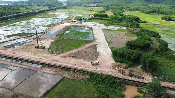 Theo hướng đường dẫn Bắc - Nam nhà thầu đang triển khai thi công đất cấp phối và hoàn trả tuyến kênh thủy lợi cho người dân trước khi mở rộng đường.