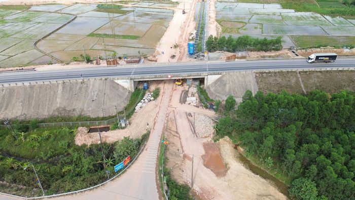 Theo kế hoạch, hạng mục nút giao tỉnh lộ 12B phải cơ bản hoàn thành trong năm 2026 để bảo đảm đồng bộ với tiến độ mở rộng tuyến cao tốc Cam Lộ - La Sơn.