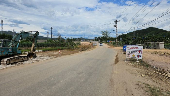 Trong đó, khoảng 212 hộ dân và 3 tổ chức bị ảnh hưởng và có hơn 100 ngôi mộ nằm trong phạm vi cần di dời.