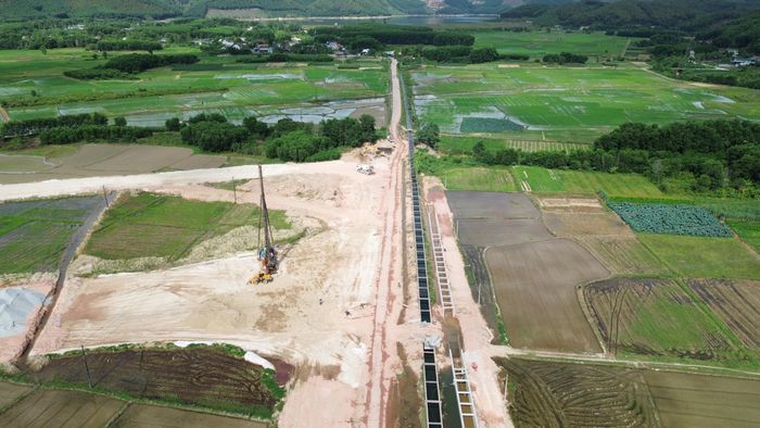 Thời gian này, nhà thầu tập trung đắp đất cấp phối K95 đến K98 tuyến đường ra, vào cao tốc Cam Lộ - La Sơn. Đến nay, tiến độ đạt hơn 30% khối lượng công việc.
