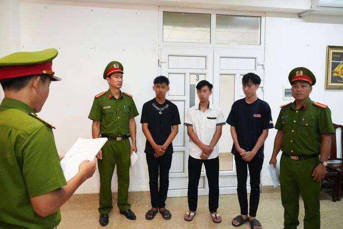 Lái xe mô tô bốc đầu trên quốc lộ, 3 thiếu niên ở Huế bị khởi tố.
