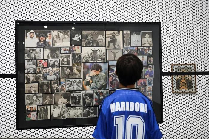 Một du khách nhí tham quan khu trưng bày tại triển lãm "Football and Art: That same emotion". (Ảnh: Reuters).