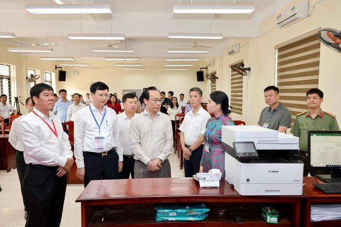 Bộ trưởng Bộ Giáo dục và Đào tạo Hoàng Minh Sơn (đứng giữa) cùng đoàn công tác kiểm tra thực tế công tác chuẩn bị kỳ thi tốt nghiệp THPT tại Trường THPT Nguyễn Du - Thanh Oai (Hà Nội).
