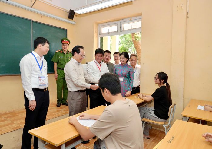 Bộ trưởng Hoàng Minh Sơn thăm hỏi, động viên thí sinh tại điểm thi Trường THPT Nguyễn Du - Thanh Oai (Hà Nội).