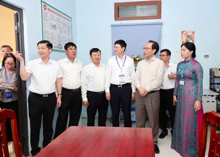 Bộ trưởng cũng trực tiếp kiểm tra các phòng thi, khu vực bảo quản đề thi, bài thi và các điều kiện phục vụ công tác tổ chức kỳ thi.