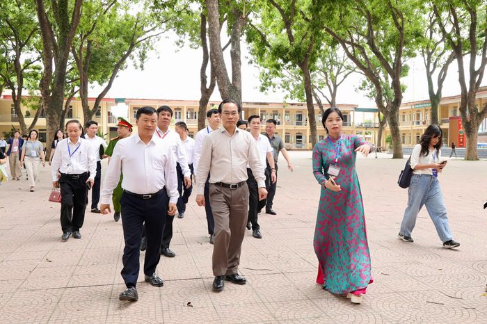 Đoàn công tác đã khảo sát cơ sở vật chất, kiểm tra khu vực bảo quản đề thi, bài thi, phòng Hội đồng thi, phòng y tế và các phương án bảo đảm an ninh, an toàn tại điểm thi.