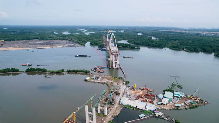 Hiện nhà thầu đã hoàn thành toàn bộ cọc khoan nhồi D2000, hai trụ tháp chính T38 và T39. Song song đó, công tác thi công dầm cầu Extradosed đang được triển khai từ K0 đến K28 phía trụ T38 và từ K0 đến K27 phía trụ T39. Hệ thống dây văng cũng từng bước hoàn thiện với 11/12 bó dây tại trụ T38 và 10/12 bó dây tại trụ T39.