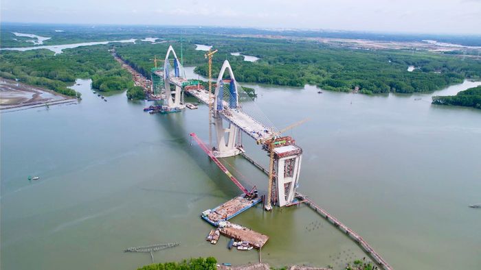 Ngày 10/6, trên công trường cầu Phước An nối TP.HCM với TP Đồng Nai, hàng trăm kỹ sư, công nhân cùng nhiều máy móc, thiết bị đang tăng tốc thi công để sớm hoàn thiện công trình vượt sông Thị Vải. Khi đưa vào khai thác, cây cầu rút ngắn thời gian vận chuyển hàng hóa từ miền Tây qua TP Đồng Nai đến cụm cảng Cái Mép - Thị Vải và mở thêm một trục kết nối cho vùng Đông Nam Bộ.