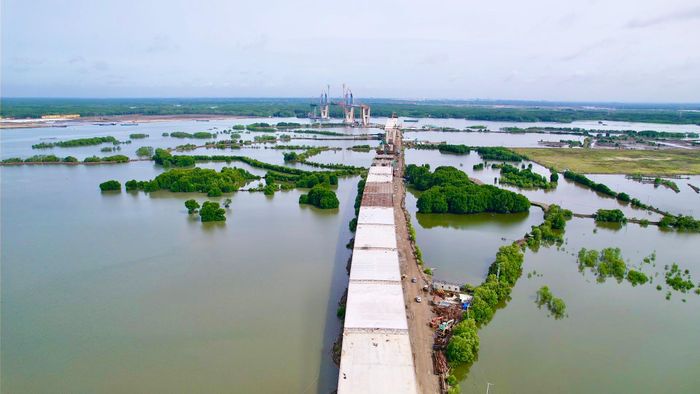 Theo ghi nhận của PV Báo Xây dựng, tại khu vực cầu chính vượt sông Thị Vải, các đốt dầm đang dần khép kín. Từ trên cao, công trình là một dải kết nối vươn dài giữa TP.HCM và TP Đồng Nai, mở tuyến giao thông huyết mạch mới phục vụ phát triển logistics và cảng biển.