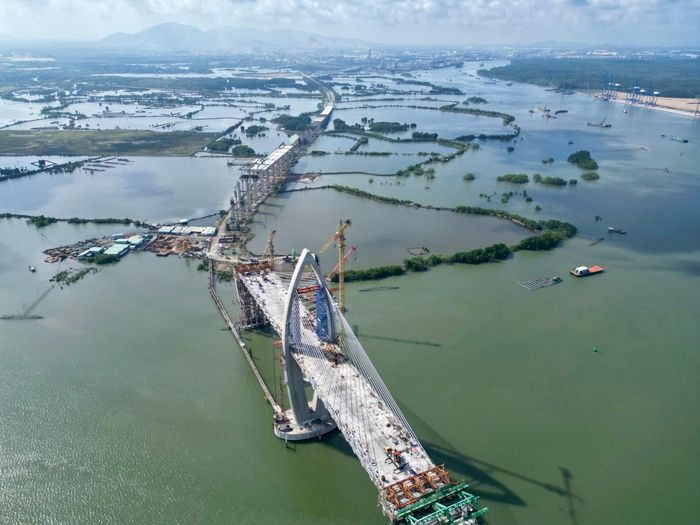 Ở phía TP.HCM, gói thầu số 38 từ đầu tuyến đến trụ T36 - T37 được khởi công từ tháng 6/2023 và dự kiến hoàn thành trong năm 2026. Đến nay, nhà thầu đã hoàn thành sàn giảm tải, cọc khoan nhồi, các mố trụ từ M0 - T13 và từ T21 - T28, đồng thời tiếp tục thi công thân trụ từ T14 - T20 và từ T28 - T33. Đối với phần kết cấu nhịp, 236/370 dầm Super-T đã được sản xuất, 18/37 nhịp dầm được lắp đặt và hoàn thành 13/37 bản mặt cầu. Tổng giá trị thực hiện hiện đạt khoảng 71%.