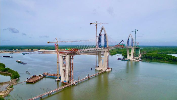 Trong đó, gói thầu số 39 - hạng mục cầu chính từ trụ T37 đến T40 (bao gồm cả công tác điều tiết giao thông thủy) đang là gói có tiến độ nổi bật nhất toàn dự án. Khởi công từ tháng 6/2023, dù dự kiến hoàn thành vào tháng 6/2027, đến nay gói thầu đã đạt khoảng 89% giá trị xây lắp, tương đương hơn 1.408 tỷ đồng.