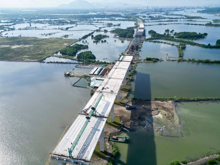Theo Ban QLDA các công trình giao thông TP.HCM, nhiều gói thầu hiện đang được triển khai đồng loạt. Ban thường xuyên bám sát hiện trường, phối hợp cùng nhà thầu tháo gỡ khó khăn, đồng thời đôn đốc tăng tốc nhằm đưa dự án về đích sớm.