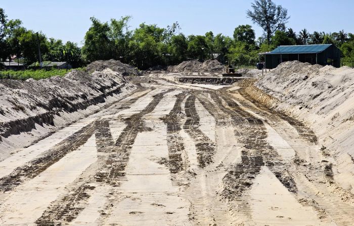 Đoạn tuyến phía Nam cầu Cửa Tùng (xã Bến Hải), mặt bằng thi công vướng các hồ nuôi trồng thủy sản. Cách đoạn này một đoạn, nhà thầu đang đào bóc phong hóa, thi công nền đường đoạn khoảng 0,34km nằm giữa hai đoạn vướng mặt bằng liên quan nhà cửa của các hộ dân diện di dời tái định cư (TĐC).
