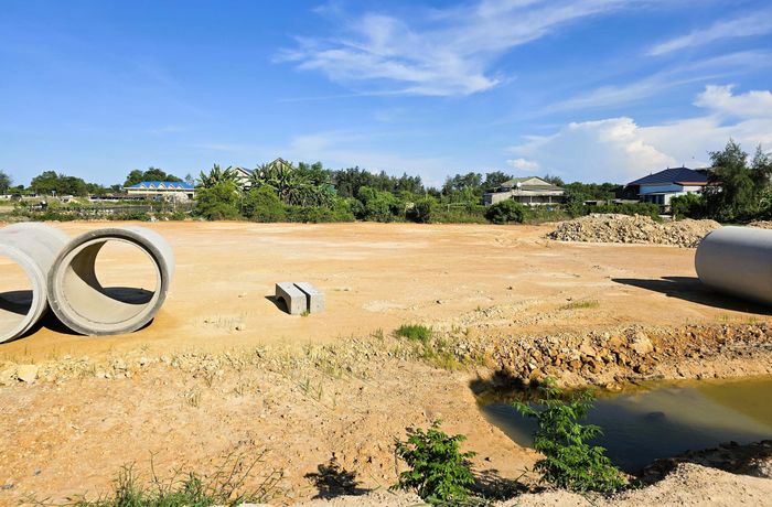 Để đảm bảo tiến độ dự án, chủ đầu tư đã đề nghị các địa phương đẩy nhanh GPMB cũng như xây dựng khu TĐC (xã Bến Hải 1 khu TĐC, xã Nam Cửa Việt 2 khu TĐC). Đối với các hộ diện TĐC đã đồng ý với phương án bồi thường, hỗ trợ nhưng khu TĐC chưa xây dựng xong, đề nghị các xã bố trí nơi tạm cư, tuyên truyền, vận động các hộ tạm cư và bàn giao mặt bằng trong tháng 6 này.