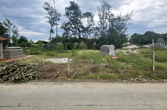 “Đối với hai khu TĐC phục vụ GPMB đoạn qua địa bàn xã, hiện một khu đã hoàn thành, một khu bàn giao mặt bằng thi công ngày 3/6. Các hộ dân có lăng mộ bị ảnh hưởng hầu hết đã đồng ý phương án bồi thường, hỗ trợ và đã nhận tiền, đang di dời mộ để bàn giao mặt bằng, một số trường hợp còn lại địa phương đang tiếp tục tuyên truyền, vận động”, lãnh đạo xã Nam Cửa Việt cho biết.