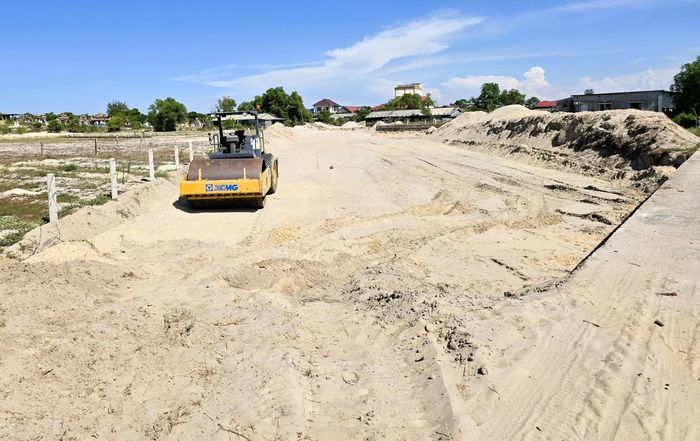 Sau gần một năm khởi công, nhiều đoạn trên tuyến vẫn còn vướng nhà cửa của các hộ dân thuộc diện phải di dời tái định cư, các hồ nuôi trồng thủy sản và lăng mộ chưa di dời…