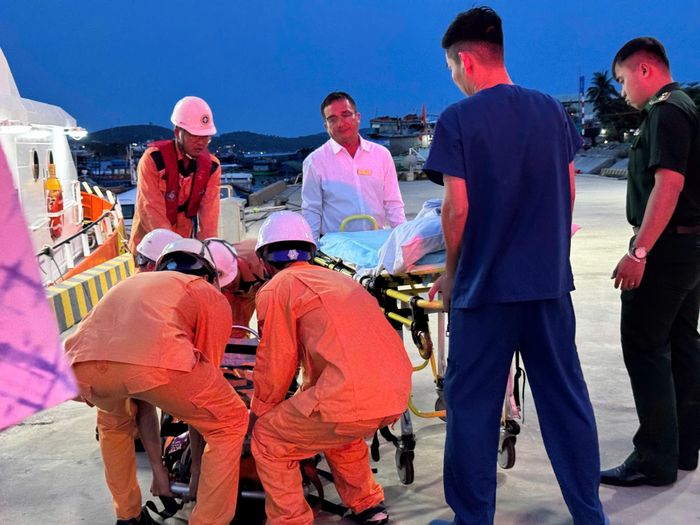 Bệnh nhân sau đó đã được chuyển đến Bệnh viện Đa khoa Quốc tế Vinmec Nha Trang để cấp cứu và điều trị.