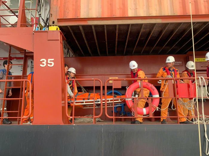 Lực lượng tìm kiếm cứu nạn tiếp nhận nạn nhân trên biển, sơ cứu và nhanh chóng đưa bệnh nhân về bờ để tiếp tục điều trị chuyên sâu.