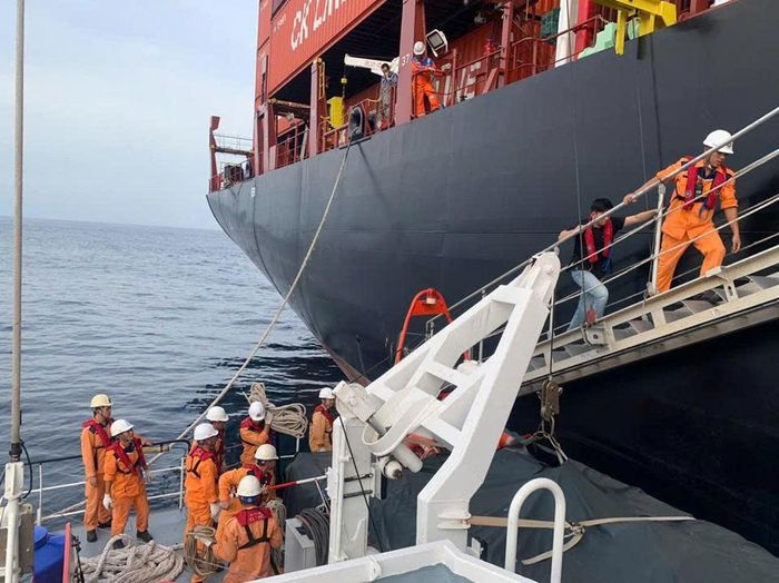 Tàu chuyên dụng tìm kiếm cứu nạn SAR 273 tiếp cận tàu Sky Pride.