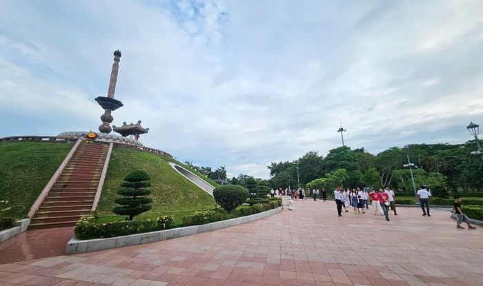 Người dân đến dâng hương tại Thành cổ Quảng Trị. Ảnh VGP.