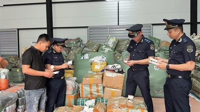 Cán bộ hải quan phát hiện, xử lý lô hàng có dấu hiệu vi phạm quyền sở hữu trí tuệ. Ảnh: CTV