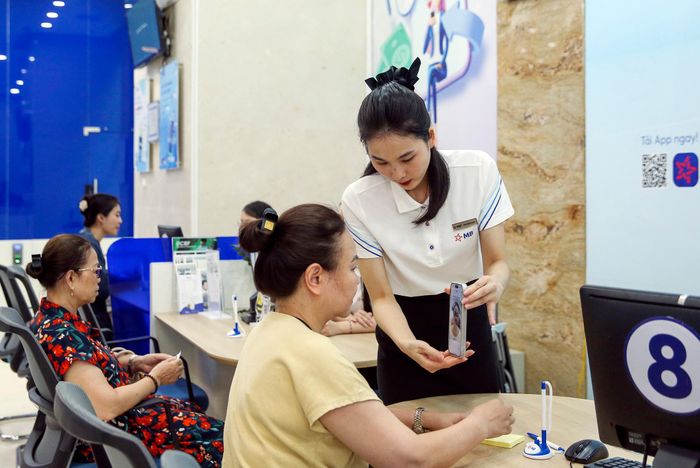 Hoạt động giao dịch tại các ngân hàng thương mại. Ảnh Đức Thanh
