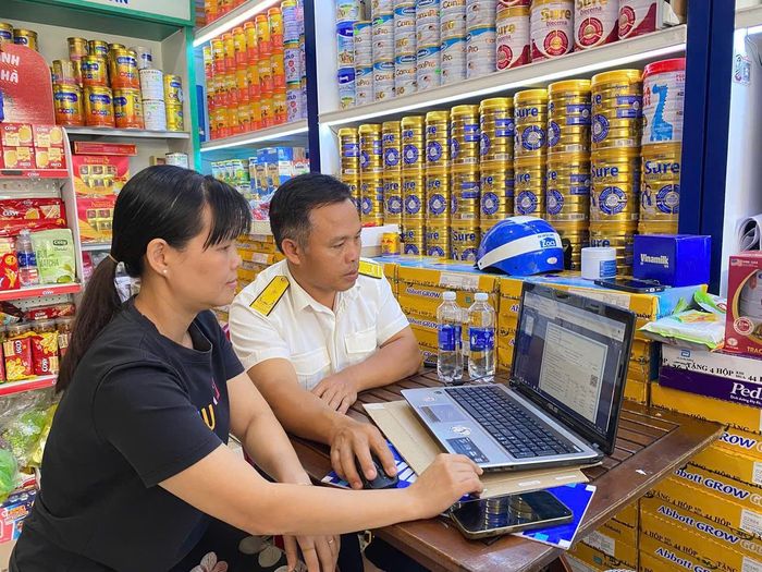 Ngành Thuế Đắk Lắk tăng cường hỗ trợ hộ kinh doanh trong chuyển đổi số. Ảnh: Lạc Nguyên