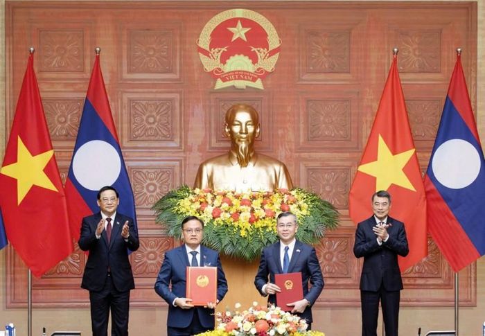 Bộ trưởng Bộ Tài chính Việt Nam và Phó Thủ tướng, Bộ trưởng Bộ Tài chính Lào trao Thỏa thuận hợp tác giai đoạn 2026 - 2030 dưới sự chứng kiến của Thủ tướng Chính phủ hai nước. Ảnh: Đức Minh