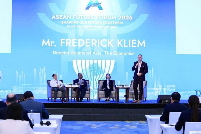 Các diễn giả thảo luận tìm lời giải cho bài toán an ninh năng lượng của ASEAN trong bối cảnh mới. Ảnh: Đức Thanh