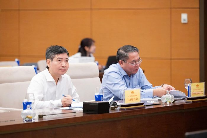 Thứ trưởng Bộ Tài chính Tạ Anh Tuấn dự phiên họp.