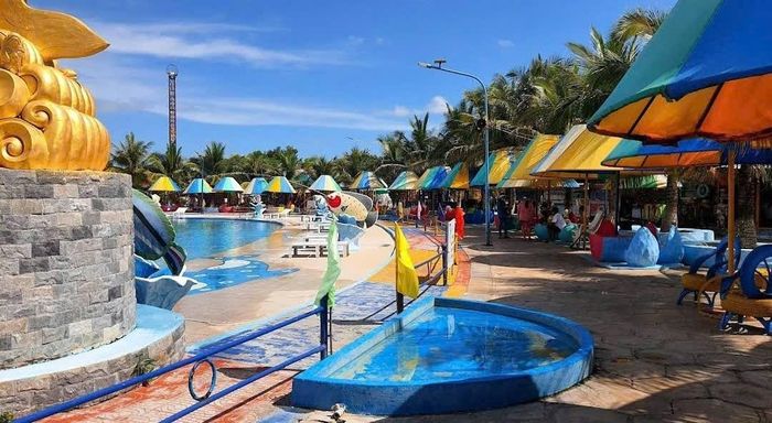 Không gian xanh mát với hàng dừa và những chiếc ô sắc màu tạo nên điểm nhấn đặc trưng của Khu du lịch Nhà Mát. Ảnh: Chi Ho.