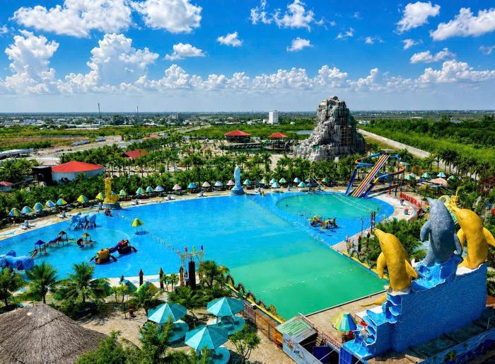 Toàn cảnh khu biển nhân tạo tạo sóng nước mặn cùng hệ thống trò chơi giải nhiệt hấp dẫn tại Khu du lịch Nhà Mát. Ảnh: Đức Linh.