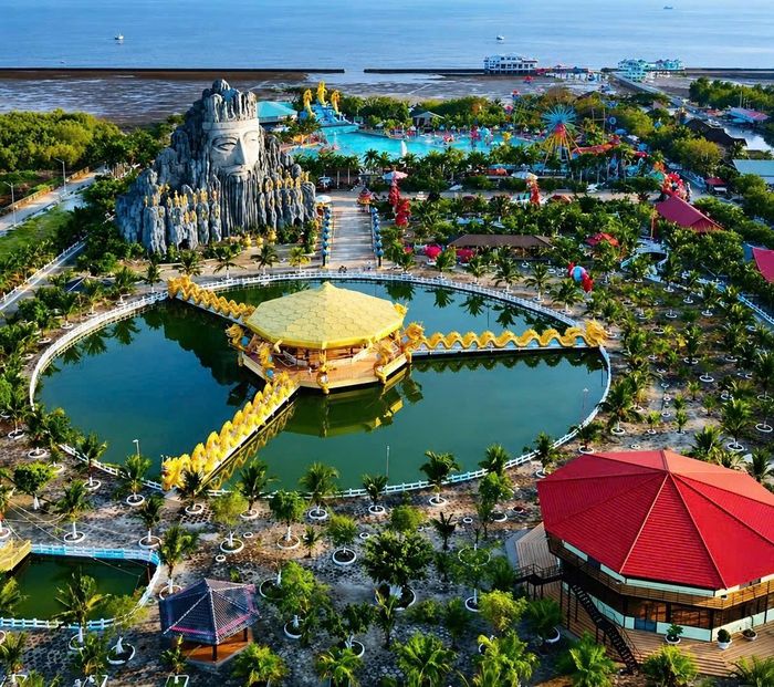 Công viên Rồng nổi bật với Nhà Bát Giác giữa hồ cùng cụm núi đá nhân tạo Lạc Long Quân, thu hút đông đảo du khách tham quan. Ảnh: Đức Linh.
