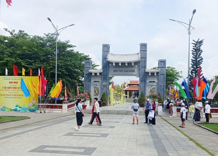 Du khách tham quan, chiêm bái Đền thờ Vua Hùng tại thành phố Cần Thơ. Ảnh: Bình Minh