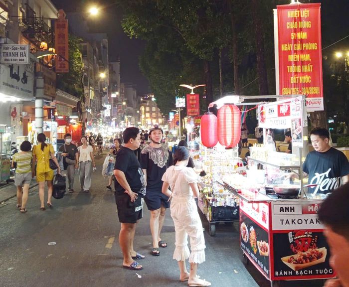 Du khách tham quan chợ đêm Ninh Kiều, thành phố Cần Thơ. Ảnh: Ảnh: Bình Minh