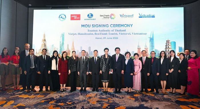 Lãnh đạo Chính phủ và Bộ Du lịch Thái Lan giao lưu cùng đại diện các doanh nghiệp du lịch tại lễ ký kết.