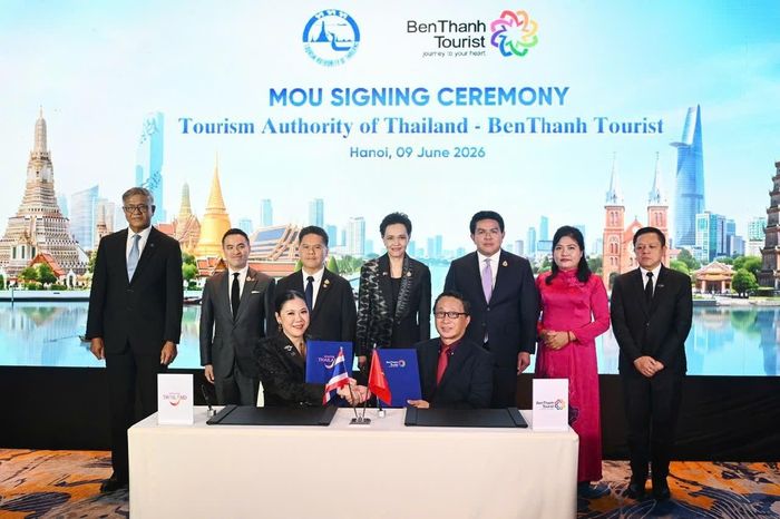 Ông Nguyễn Ngọc Hoài Nguyên, Tổng Giám đốc BenThanh Tourist và bà Thapanee Kiatphaibool, Tổng cục trưởng Tổng cục Du lịch Thái Lan, ký kết Biên bản ghi nhớ hợp tác giai đoạn 2026 - 2029.