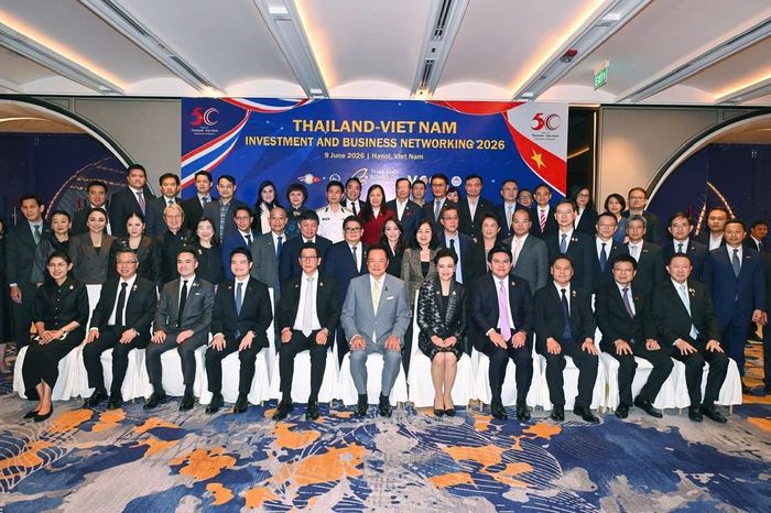 Thủ tướng Thái Lan cùng các lãnh đạo cấp cao và đại biểu tham dự chụp ảnh lưu niệm, đánh dấu cột mốc hợp tác mới giữa ngành du lịch hai nước.