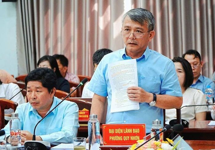Đồng chí Nguyễn Hữu Khúc - Bí thư Đảng ủy, Chủ tịch HĐND phường Quy Nhơn báo cáo tình hình phát triển kinh tế - xã hội và tiến độ triển khai các dự án trọng điểm trên địa bàn.