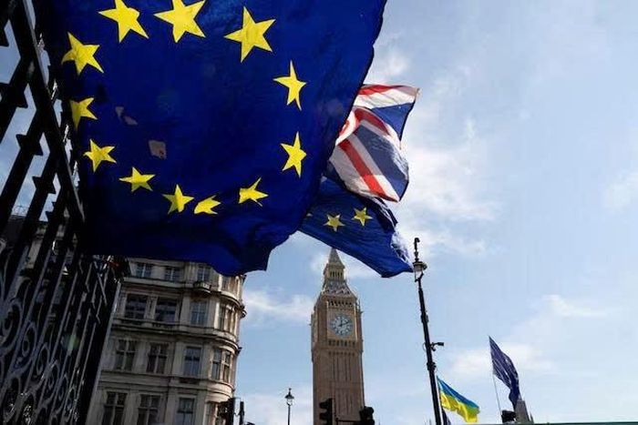Cờ EU và cờ Anh tung bay trên nóc Big Ben ở London. Ảnh: Reuters