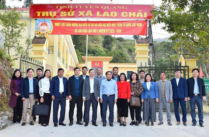 Thường trực HĐND tỉnh Tuyên Quang chụp ảnh lưu niệm cùng cán bộ xã Lao Chải trong một buổi khảo sát thực tiễn tại cơ sở. Ảnh: Thanh Phúc