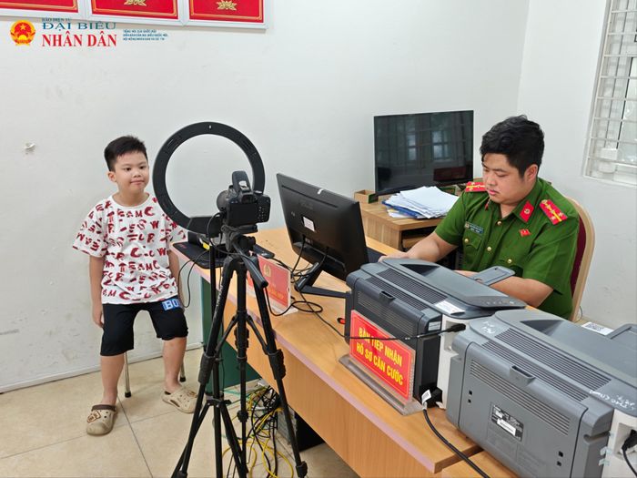 Tại trụ sở Công an phường Đông Ngạc, nhiều cán bộ, chiến sĩ vẫn miệt mài làm việc ngoài giờ nhằm tạo điều kiện thuận lợi nhất cho người dân thực hiện các thủ tục hành chính.