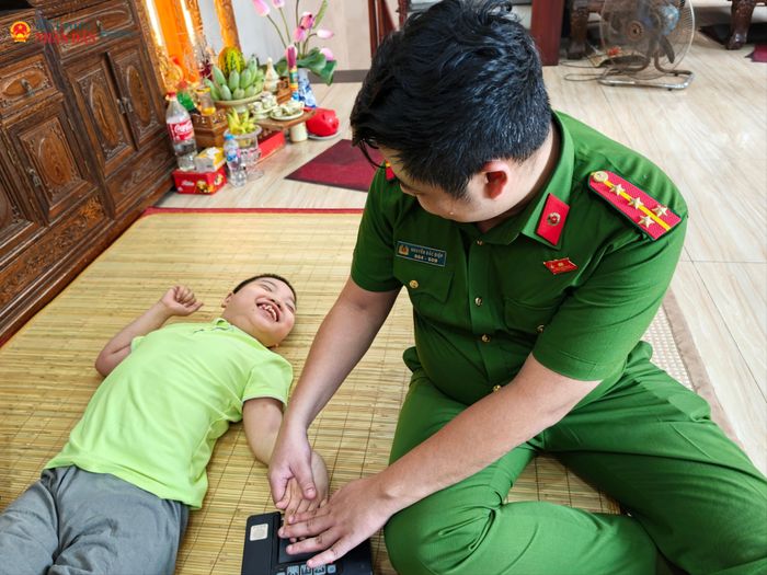 Những giọt mồ hôi trên trán người chiến sĩ dưới cái nắng tháng 6 không chỉ là dấu vết của sự vất vả, mà còn là minh chứng cho tinh thần “vì Nhân dân phục vụ” được hiện hữu bằng những việc làm rất đỗi đời thường.