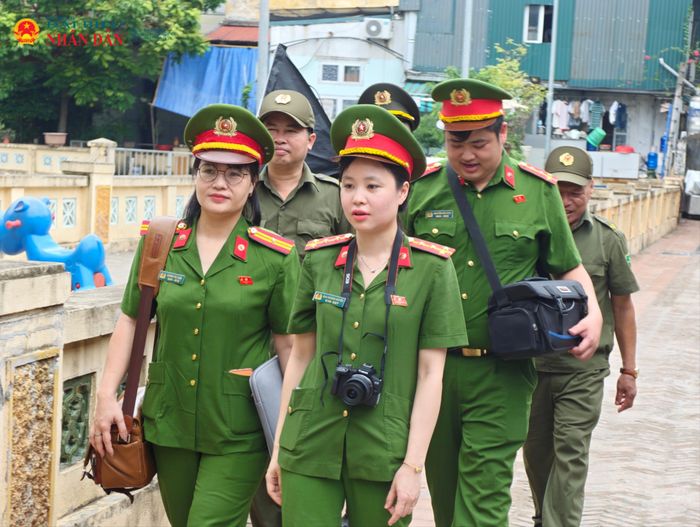 Đoàn công tác cấp căn cước lưu động "đi từng ngõ, gõ từng nhà" để giúp dân thực hiện quyền lợi chính đáng của mình.