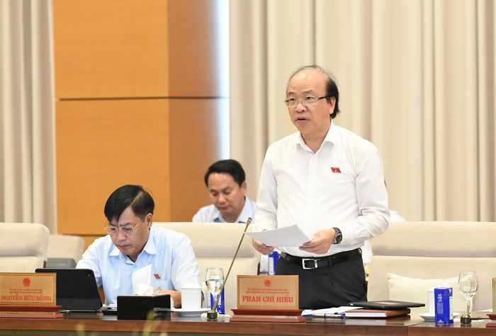 Chủ nhiệm Ủy ban Pháp luật và Tư pháp Phan Chí Hiếu trình bày Báo cáo thẩm tra dự án Nghị quyết