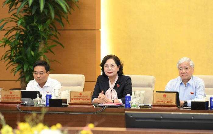 Phó Chủ tịch Thường trực Quốc hội Đỗ Văn Chiến; Phó Chủ tịch Quốc hội, Thượng tướng Nguyễn Doãn Anh; Phó Chủ tịch Quốc hội Nguyễn Thị Hồng tham dự phiên họp