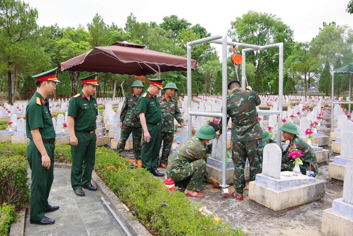 Các lực lượng đang thực hiện nhiệm vụ lấy mẫu, số hóa thông tin và bàn giao mẫu hài cốt liệt sĩ tại Nghĩa trang Liệt sĩ Quốc gia Đường 9