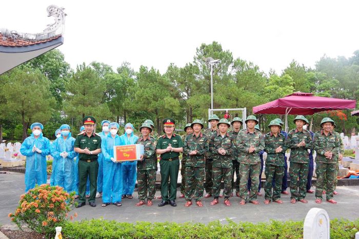 Đoàn công tác Bộ CHQS tỉnh Quảng Trị kiểm tra, thăm hỏi, động viên và tặng quà các lực lượng đang thực hiện nhiệm vụ lấy mẫu, số hóa thông tin và bàn giao mẫu hài cốt liệt sĩ tại Nghĩa trang Liệt sĩ Quốc gia Đường 9