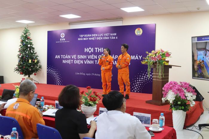 Các thí sinh trả lời phần thi lý thuyết