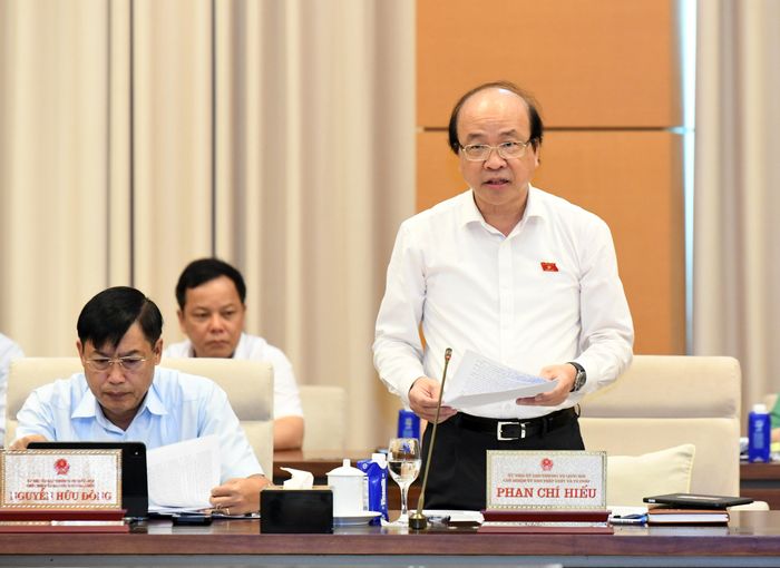 Chủ nhiệm Ủy ban Pháp luật và Tư pháp Phan Chí Hiếu trình bày tóm tắt Báo cáo thẩm tra